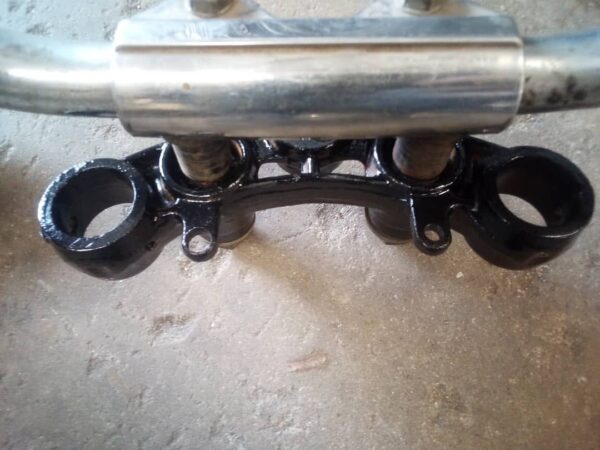 nk model, xlch 2 piece handlebars 52a bottom tree looks to be oem white harley davidson waffle grips, and ball bearing neck cups are included